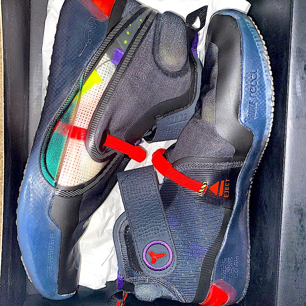 NIKE KOBE A.D FF(FASTFIT) SIZE 9.5.